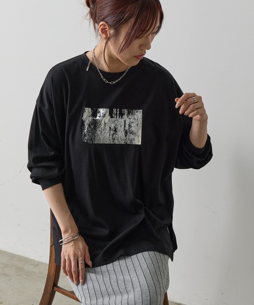 COLONY 2139(コロニートゥーワンスリーナイン)の「箔プリント袖リブ長袖Tシャツ(Tシャツ/カットソー・レディース・ホワイト/ブラウン/ブラック・FREE)」の2枚目の写真