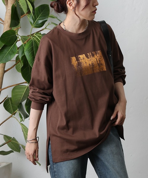 COLONY 2139(コロニートゥーワンスリーナイン)の「箔プリント袖リブ長袖Tシャツ(Tシャツ/カットソー・レディース・ホワイト/ブラウン/ブラック・FREE)」の5枚目の写真