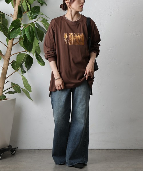 COLONY 2139(コロニートゥーワンスリーナイン)の「箔プリント袖リブ長袖Tシャツ(Tシャツ/カットソー・レディース・ホワイト/ブラウン/ブラック・FREE)」の6枚目の写真