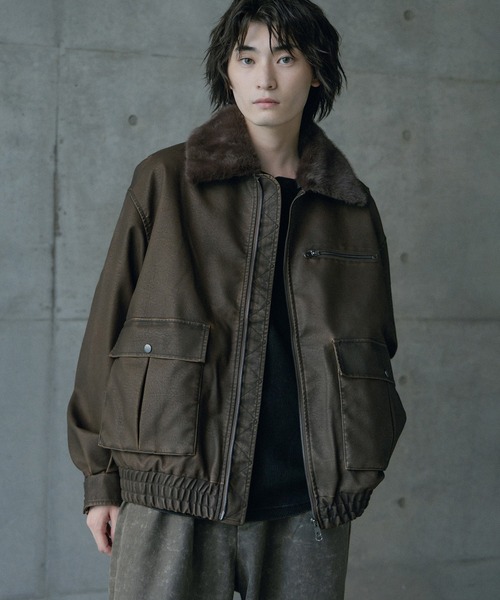 RATTLE TRAP（ラトルトラップ）の「ビンテージシンセティックレザーファーカラー脱着フライトブルゾン（ブルゾン・メンズ・ブラウン/ブラック・M/L）」の2枚目の写真