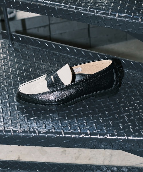 The Kenford Fineshoes（ケンフォードファインシューズ）の「別注 EMBOSSED LOAFERS BLACK WHITE CROCODILE COMBI（ローファー・メンズ・その他2・25/25.5/26/26.5/27）」の7枚目の写真