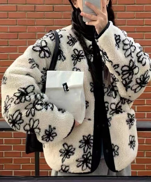 CLOTHY(クロシィ)の「【花柄ボア×ナイロンで2WAY映え。ストリートムード高まる主役アウター】リバーシブル花柄ボアジャケット(ブルゾン・レディース・ブラウン/アイボリー・FREE)」の2枚目の写真