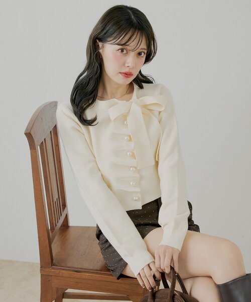 Chico（チコ）の「【SALON by Chico/4色展開】フロントリボンパールフリルトップス（ニット/セーター・レディース・グレー/アイボリー/ブラック/ホワイト系その他2・FREE）」の2枚目の写真