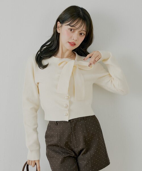 Chico（チコ）の「【SALON by Chico/4色展開】フロントリボンパールフリルトップス（ニット/セーター・レディース・グレー/アイボリー/ブラック/ホワイト系その他2・FREE）」の8枚目の写真