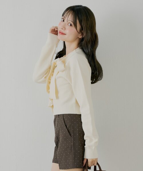 Chico（チコ）の「【SALON by Chico/4色展開】フロントリボンパールフリルトップス（ニット/セーター・レディース・グレー/アイボリー/ブラック/ホワイト系その他2・FREE）」の9枚目の写真