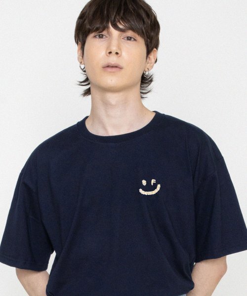GRAVER（グレーバー）の「[ユニセックス]スモールマルチフラワードローイングスマイル半袖Tシャツ_ネイビー（Tシャツ/カットソー・レディース・ネイビー・SMALL/LARGE/X-LARGE/MEDIUM）」の2枚目の写真