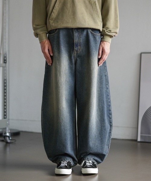 NO NEED(ノーニード)の「【EZKATON】Smudge Ballon wide denim pants/MMLP6919(デニムパンツ・メンズ・ブルー・LL/L/M/S)」の2枚目の写真