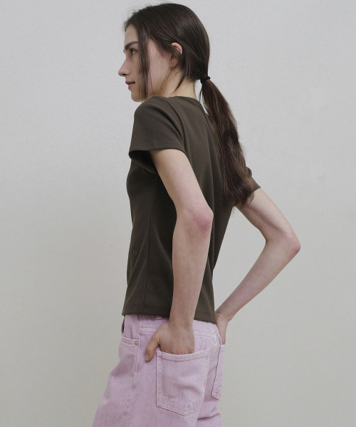 ANDNEEDS(アンドニーズ)の「Bessette half tee (brown)(Tシャツ/カットソー・レディース・その他・FREE)」の6枚目の写真
