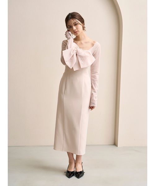 SNIDEL(スナイデル)の「オフショルリボンドレス(ワンピース・レディース・ブラック/グレイッシュベージュ/ピンクベージュ・0/1)」の4枚目の写真