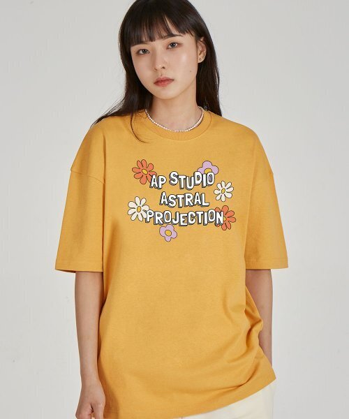 ASTRAL PROJECTION(アストラルプロジェクション)の「エイピーフラワーラウンドネック15番手綿半袖Tシャツ_チェダー(Tシャツ/カットソー・レディース・その他・LARGE/X-LARGE)」の1枚目の写真