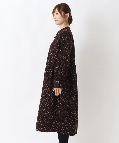 one'sterrace(ワンズテラス)の「コーデュロイ 小花柄 前開きワンピース(ワンピース・レディース・ネイビー系5/ダークブラウン系8/ベージュ系8・02)」の5枚目の写真
