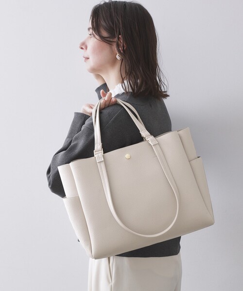 OPAQUE.CLIP（オペークドットクリップ）の「シュリンク合皮大容量トートバッグ【人間工学／軽量／A4サイズ対応／2WAY】（トートバッグ・レディース・ベージュ/ナチュラル/ブラック・00）」の3枚目の写真