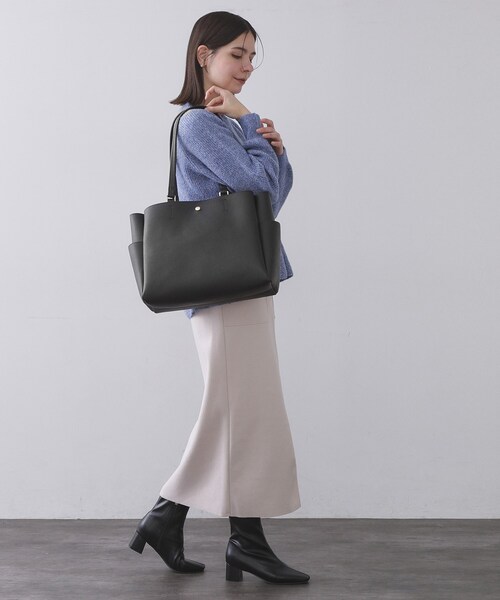 OPAQUE.CLIP（オペークドットクリップ）の「シュリンク合皮大容量トートバッグ【人間工学／軽量／A4サイズ対応／2WAY】（トートバッグ・レディース・ベージュ/ナチュラル/ブラック・00）」の7枚目の写真