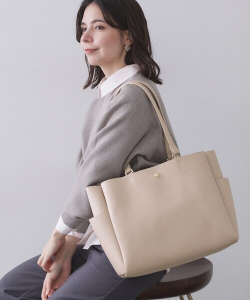 OPAQUE.CLIP（オペークドットクリップ）の「シュリンク合皮大容量トートバッグ【人間工学／軽量／A4サイズ対応／2WAY】（トートバッグ・レディース・ベージュ/ナチュラル/ブラック・00）」の8枚目の写真