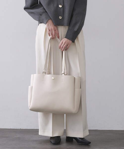 OPAQUE.CLIP（オペークドットクリップ）の「シュリンク合皮大容量トートバッグ【人間工学／軽量／A4サイズ対応／2WAY】（トートバッグ・レディース・ベージュ/ナチュラル/ブラック・00）」の10枚目の写真