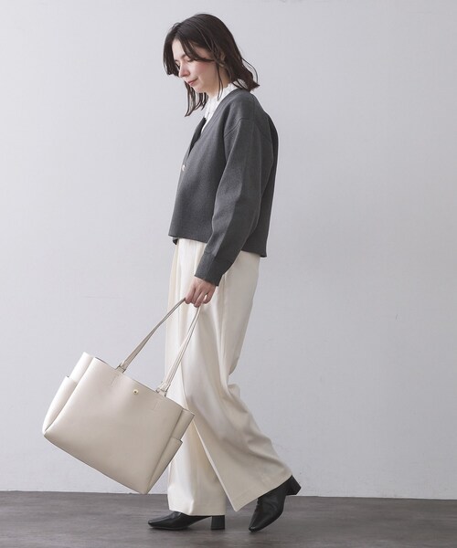 OPAQUE.CLIP（オペークドットクリップ）の「シュリンク合皮大容量トートバッグ【人間工学／軽量／A4サイズ対応／2WAY】（トートバッグ・レディース・ベージュ/ナチュラル/ブラック・00）」の11枚目の写真