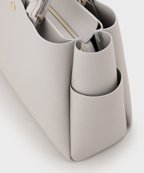 OPAQUE.CLIP（オペークドットクリップ）の「シュリンク合皮大容量トートバッグ【人間工学／軽量／A4サイズ対応／2WAY】（トートバッグ・レディース・ベージュ/ナチュラル/ブラック・00）」の4枚目の写真