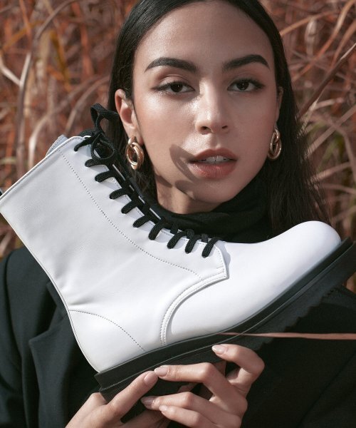 SHOEHI（シューハイ）の「ビアンカレースアップワーカーブーツ B1515 (3カラー)（ブーツ・レディース・ブラック・23cm/23.5cm/24cm/24.5cm/25cm/22.5cm）」の4枚目の写真