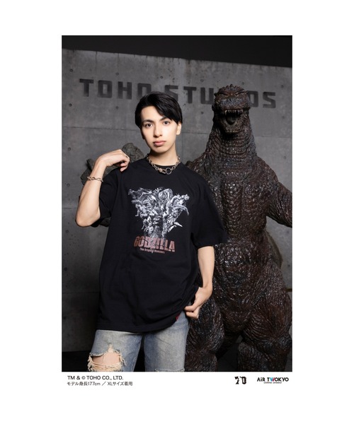 AIR TWOKYO(エアトゥーキョー)の「ゴジラ 70 周年記念 昭和シリーズシーンイラストT シャツ 5(アセンブル)(Tシャツ/カットソー・メンズ・ブラック・XX-LARGE/X-LARGE/LARGE/MEDIUM/SMALL)」の1枚目の写真