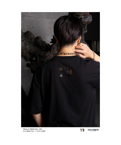 AIR TWOKYO(エアトゥーキョー)の「ゴジラ 70 周年記念 昭和シリーズシーンイラストT シャツ 5(アセンブル)(Tシャツ/カットソー・メンズ・ブラック・XX-LARGE/X-LARGE/LARGE/MEDIUM/SMALL)」の2枚目の写真