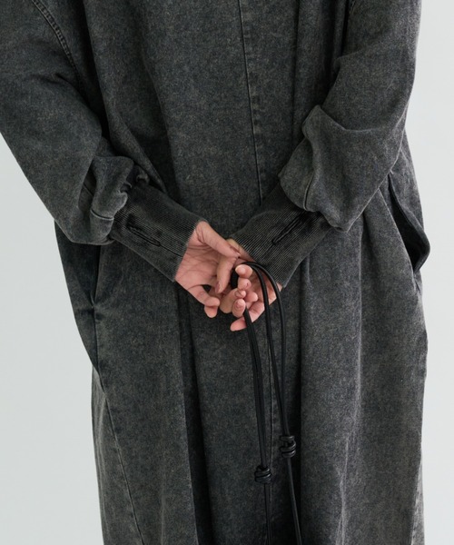 A.D.C.L.（エーディーシーエル）の「ハーフジップ デニム ロングワンピース サムホール付き（ワンピース・レディース・ブラック/ブルー・L/M）」の9枚目の写真