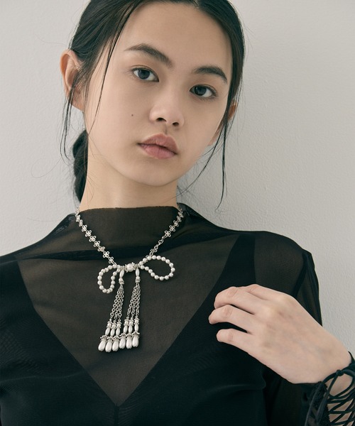 STUDIOUS（ステュディオス）の「【tanakadaisuke/タナカダイスケ】pearl ribbon chain necklace/ネックレス/クリスタル/ビジュー/リボン（ネックレス・レディース・ホワイト・FREE）」の6枚目の写真
