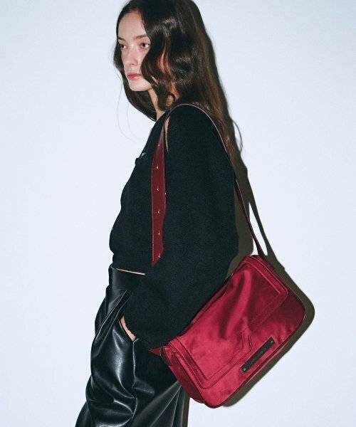 NICK&NICOLE(ニックアンドニコール)の「CRYSTAL WAVE POINT MESSENGER BAG_BURGUNDY(ショルダーバッグ・レディース・その他・ONE SIZE)」の6枚目の写真