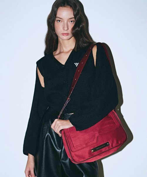 NICK&NICOLE(ニックアンドニコール)の「CRYSTAL WAVE POINT MESSENGER BAG_BURGUNDY(ショルダーバッグ・レディース・その他・ONE SIZE)」の2枚目の写真
