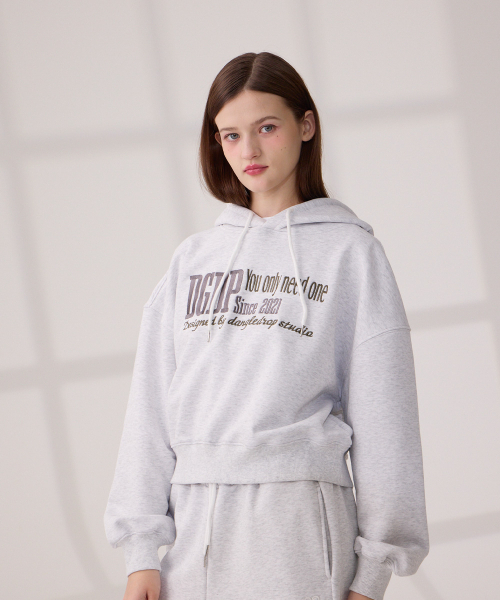 DANGLEDROP(ダングルドロップ)の「DGDP YOU NEED刺繍クロップフードホワイトメランジ(パーカー・レディース・その他・S/M)」の4枚目の写真