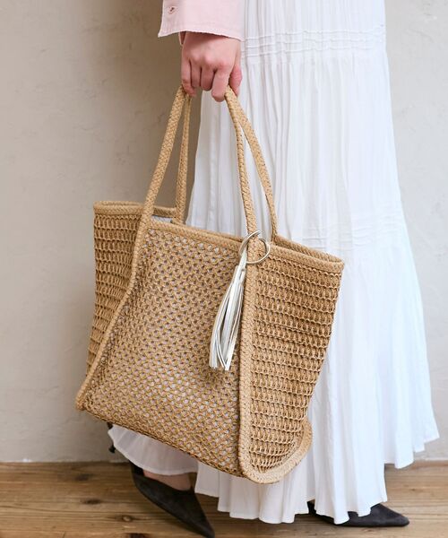 le.coeur blanc(ルクールブラン)の「透かし編みペーパートート(トートバッグ・レディース・ベージュ/サックスブルー・FREE)」の1枚目の写真