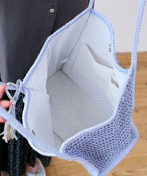 le.coeur blanc(ルクールブラン)の「透かし編みペーパートート(トートバッグ・レディース・ベージュ/サックスブルー・FREE)」の5枚目の写真