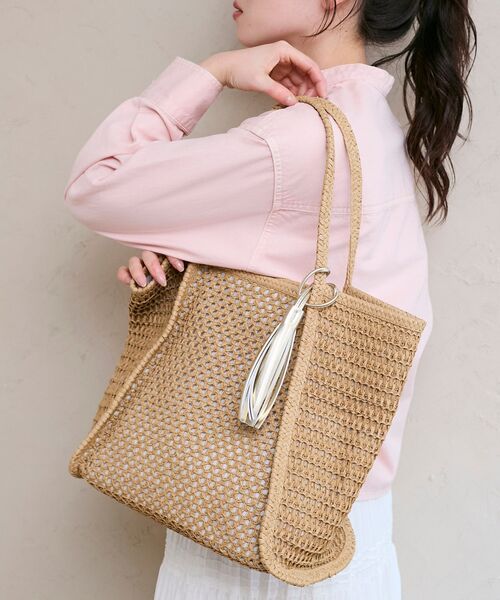 le.coeur blanc(ルクールブラン)の「透かし編みペーパートート(トートバッグ・レディース・ベージュ/サックスブルー・FREE)」の13枚目の写真