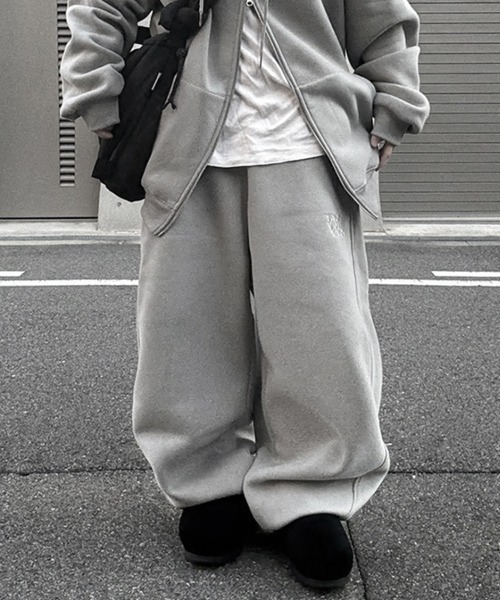 YACA(ヤーカ)の「Big Silhouette Logo Sweat PT/ビッグシルエットロゴスウェットパンツ【unisex item】(スウェットパンツ・レディース・ライトグレー/チャコールグレー・FREE)」の1枚目の写真