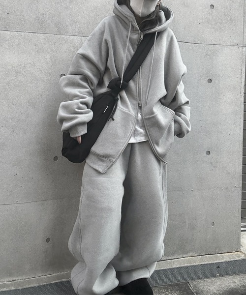 YACA(ヤーカ)の「Big Silhouette Logo Sweat PT/ビッグシルエットロゴスウェットパンツ【unisex item】(スウェットパンツ・レディース・ライトグレー/チャコールグレー・FREE)」の4枚目の写真