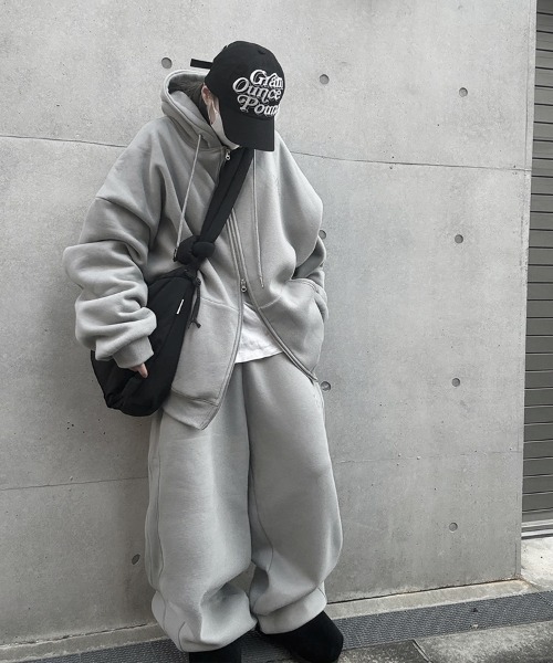 YACA(ヤーカ)の「Big Silhouette Logo Sweat PT/ビッグシルエットロゴスウェットパンツ【unisex item】(スウェットパンツ・レディース・ライトグレー/チャコールグレー・FREE)」の5枚目の写真