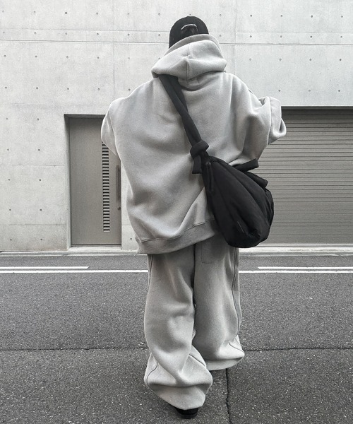YACA(ヤーカ)の「Big Silhouette Logo Sweat PT/ビッグシルエットロゴスウェットパンツ【unisex item】(スウェットパンツ・レディース・ライトグレー/チャコールグレー・FREE)」の6枚目の写真