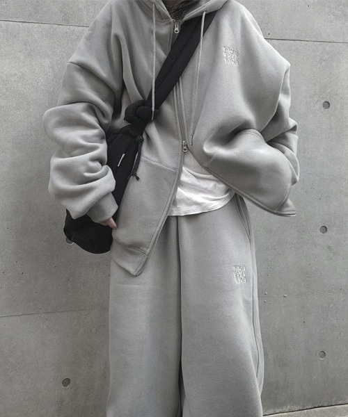 YACA(ヤーカ)の「Big Silhouette Logo Sweat PT/ビッグシルエットロゴスウェットパンツ【unisex item】(スウェットパンツ・レディース・ライトグレー/チャコールグレー・FREE)」の7枚目の写真