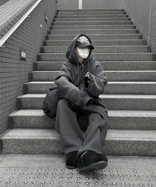 YACA(ヤーカ)の「Big Silhouette Logo Sweat PT/ビッグシルエットロゴスウェットパンツ【unisex item】(スウェットパンツ・レディース・ライトグレー/チャコールグレー・FREE)」の20枚目の写真