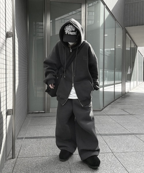 YACA(ヤーカ)の「Big Silhouette Logo Sweat PT/ビッグシルエットロゴスウェットパンツ【unisex item】(スウェットパンツ・レディース・ライトグレー/チャコールグレー・FREE)」の22枚目の写真
