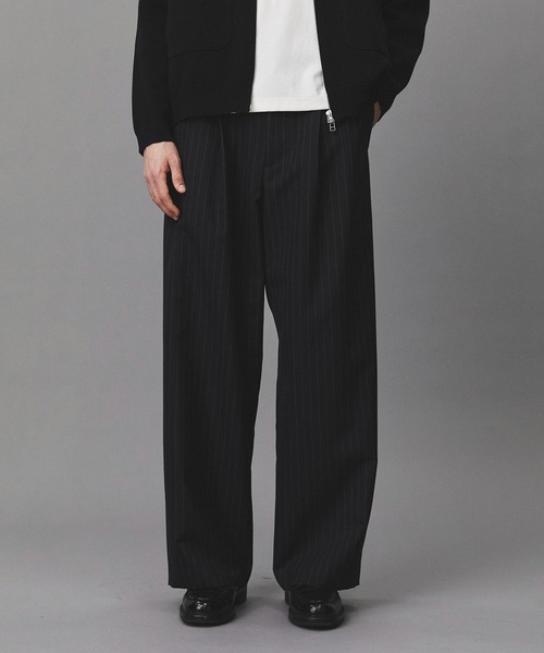 PUBLIC TOKYO(パブリックトウキョウ)の「【再入荷なし】Daily Mohair Slacks /春服/ハリ感/ワンタック/ワイドパンツ(スラックス・メンズ・ストライプ/グレイッシュベージュ・L/M/S)」の1枚目の写真