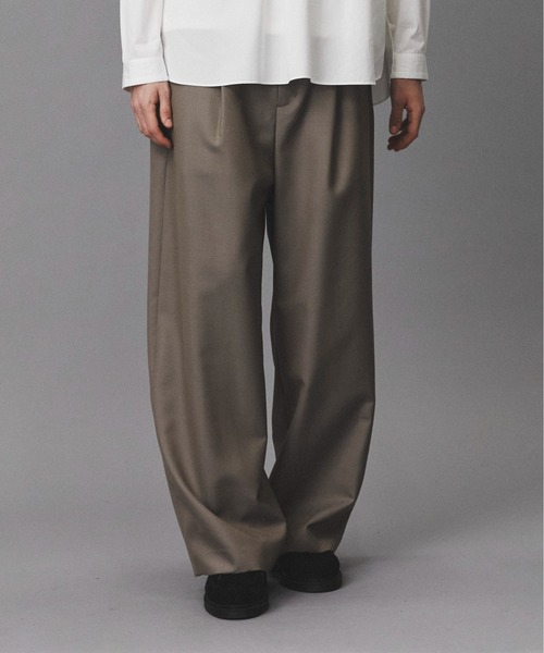 PUBLIC TOKYO(パブリックトウキョウ)の「【再入荷なし】Daily Mohair Slacks /春服/ハリ感/ワンタック/ワイドパンツ(スラックス・メンズ・ストライプ/グレイッシュベージュ・L/M/S)」の2枚目の写真