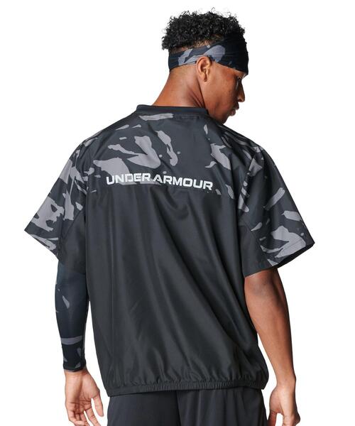 UNDER ARMOUR(アンダーアーマー)の「UAヤード ノベルティ ショートスリーブ Vネック ジャケット(ベースボール/メンズ)(その他アウター・メンズ・ブラック・XL/2XL/L/M)」の2枚目の写真