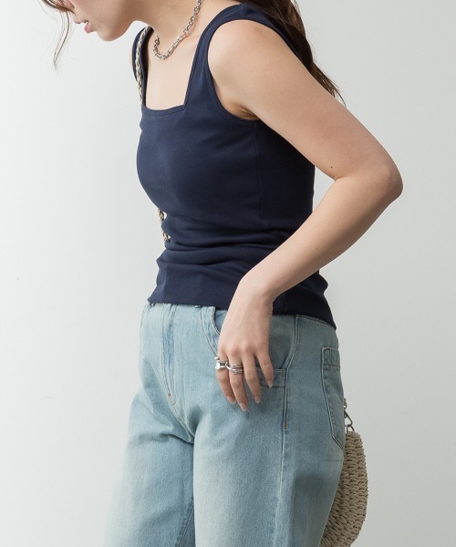 aity(アイティ)の「M-4L カップ付き コットンフライス スクエアネックタンクトップ 夏服(タンクトップ・レディース・ネイビー/カーキ/グレイッシュベージュ/ブラック/オフホワイト/杢グレー/チャコールグレー・4L/3L/LL/L/M)」の20枚目の写真
