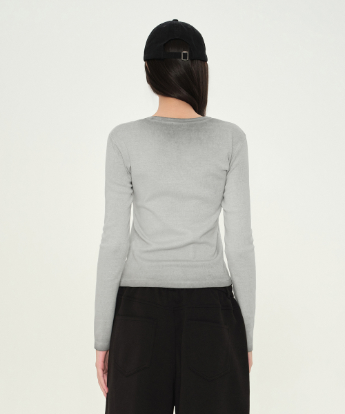 MUSINSA STANDARD WOMAN（ムシンサスタンダードウーマン）の「ウィメンズダーティダイドスリムクルーネック長袖Tシャツ[グレー]（Tシャツ/カットソー・レディース・その他・X-SMALL/SMALL/MEDIUM/LARGE）」の4枚目の写真