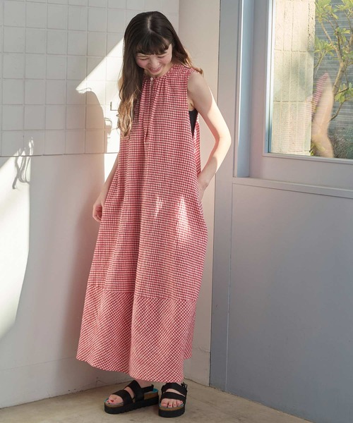 l'atelier du savon（アトリエドサボン）の「ちぢみギンガム　裾バルーンワンピース（ワンピース・レディース・レッド・FREE）」の18枚目の写真