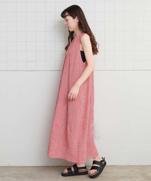 l'atelier du savon（アトリエドサボン）の「ちぢみギンガム　裾バルーンワンピース（ワンピース・レディース・レッド・FREE）」の3枚目の写真