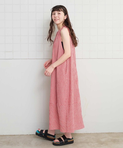 l'atelier du savon（アトリエドサボン）の「ちぢみギンガム　裾バルーンワンピース（ワンピース・レディース・レッド・FREE）」の4枚目の写真