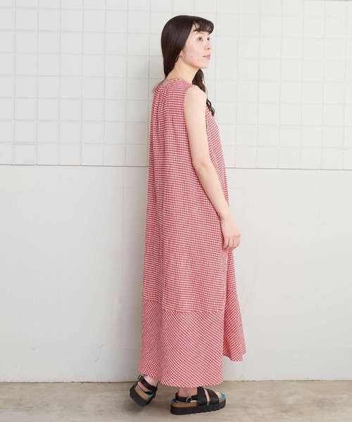 l'atelier du savon（アトリエドサボン）の「ちぢみギンガム　裾バルーンワンピース（ワンピース・レディース・レッド・FREE）」の5枚目の写真