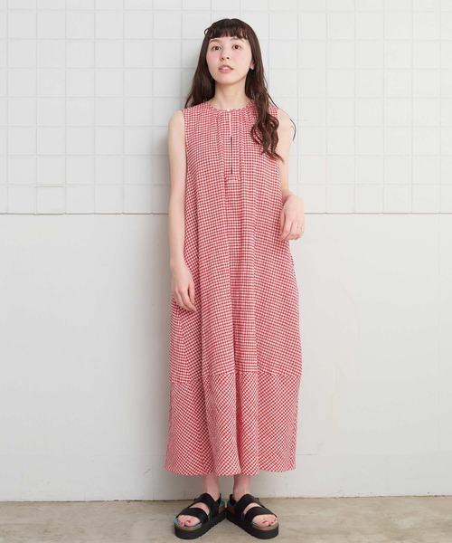 l'atelier du savon（アトリエドサボン）の「ちぢみギンガム　裾バルーンワンピース（ワンピース・レディース・レッド・FREE）」の6枚目の写真