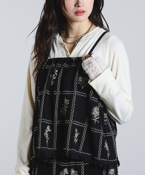 ROSE BUD（ローズバッド）の「(mag.by c)EMBROIDERY CAMISOLE BLOUSE（カーディガン/ボレロ・レディース・オフホワイト/ブラック・ONE SIZE）」の2枚目の写真